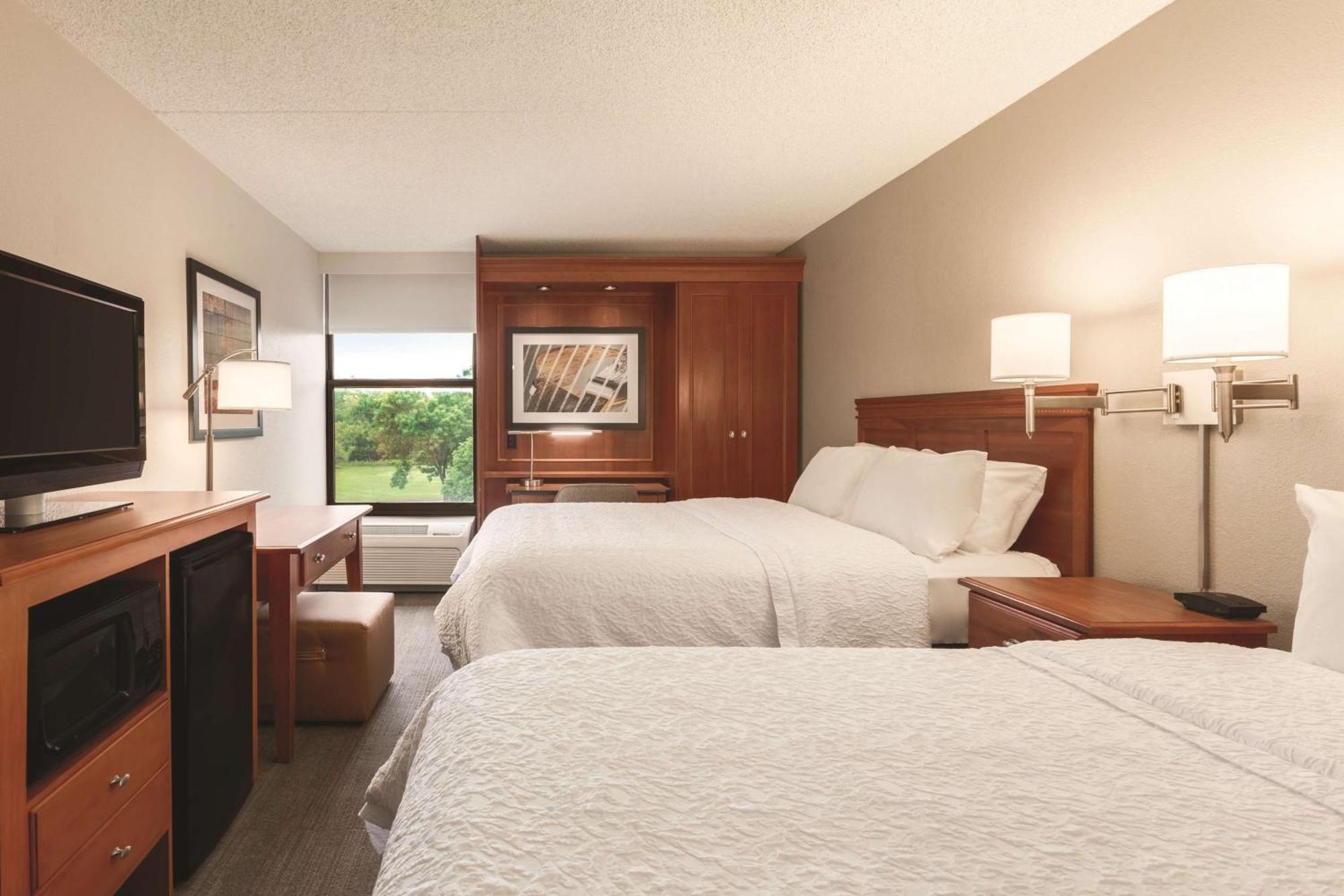 Hampton Inn Des Moines-Airport Bagian luar foto