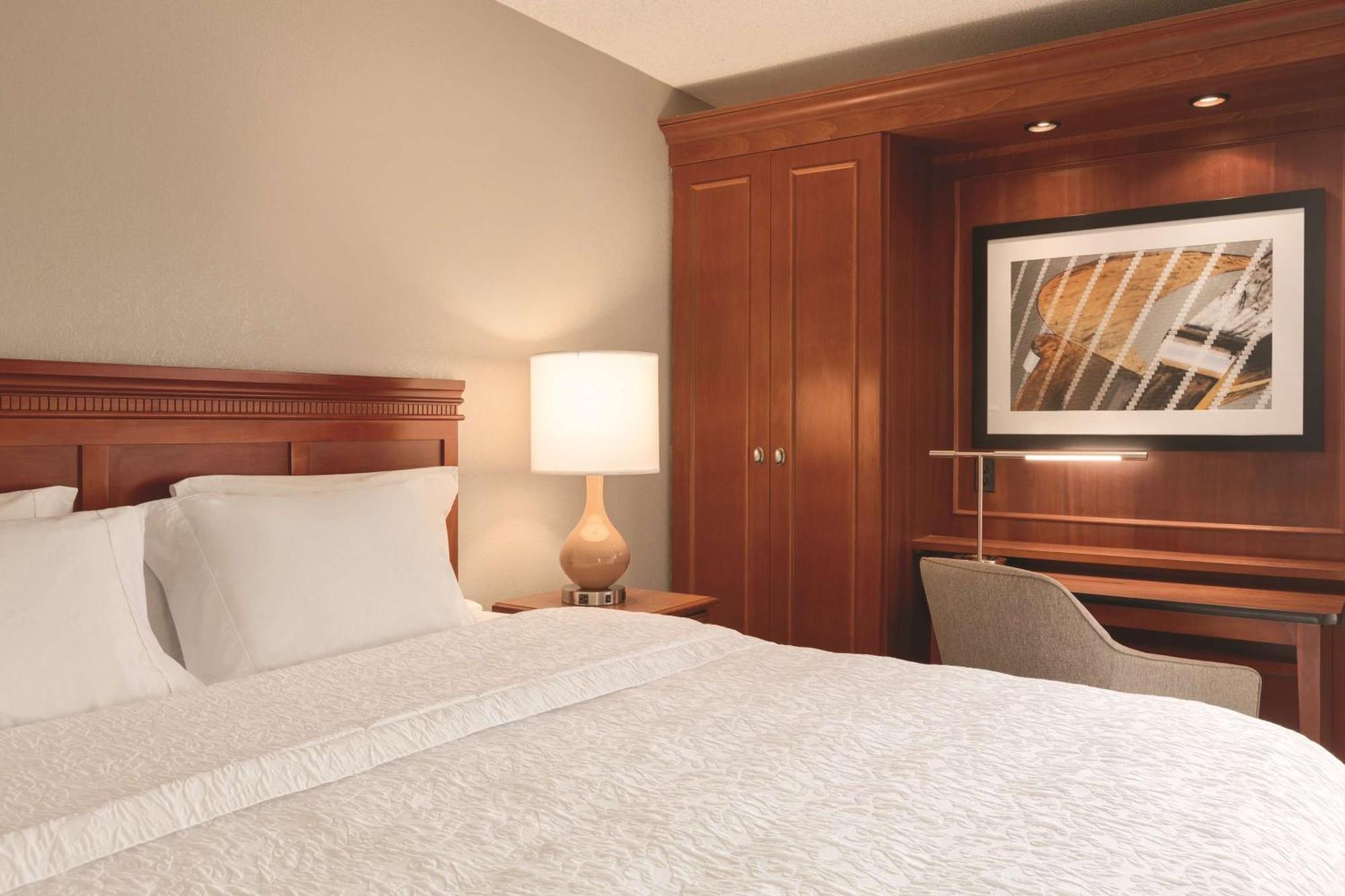 Hampton Inn Des Moines-Airport Bagian luar foto